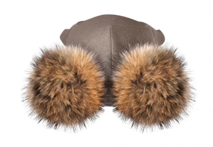 Зимняя шапочка-шлем Corona.hm "Карамелька" капучино с 2 натуральными помпонами енот